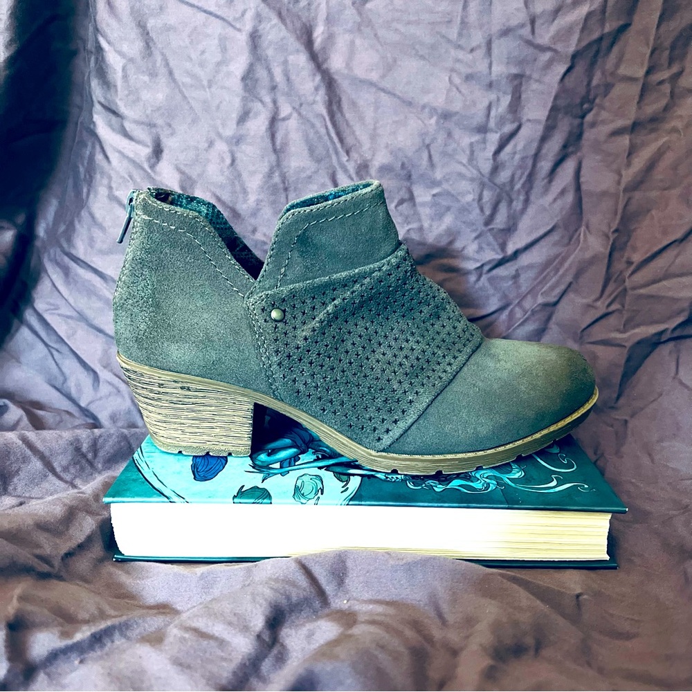 Earth Origins Oakland grey Amanda Bootie 
NWT
 7.5 W 
suede
Zip closure 
2” heel